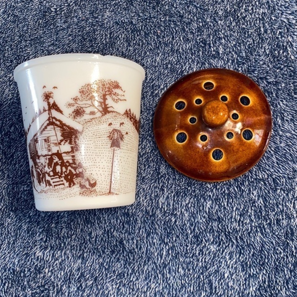 Amay skiing warming chalet milk‎ glass vintage